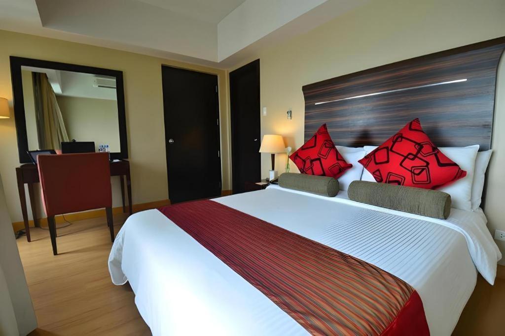 Mandaluyong Lancaster Hotel Manila מראה חיצוני תמונה