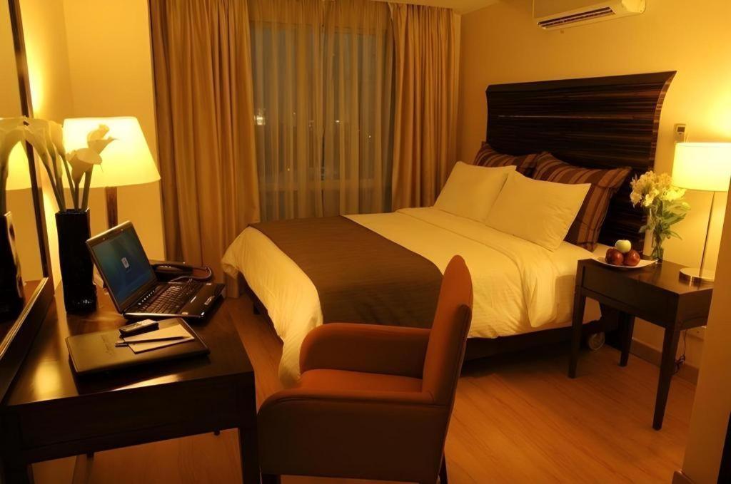 Mandaluyong Lancaster Hotel Manila מראה חיצוני תמונה