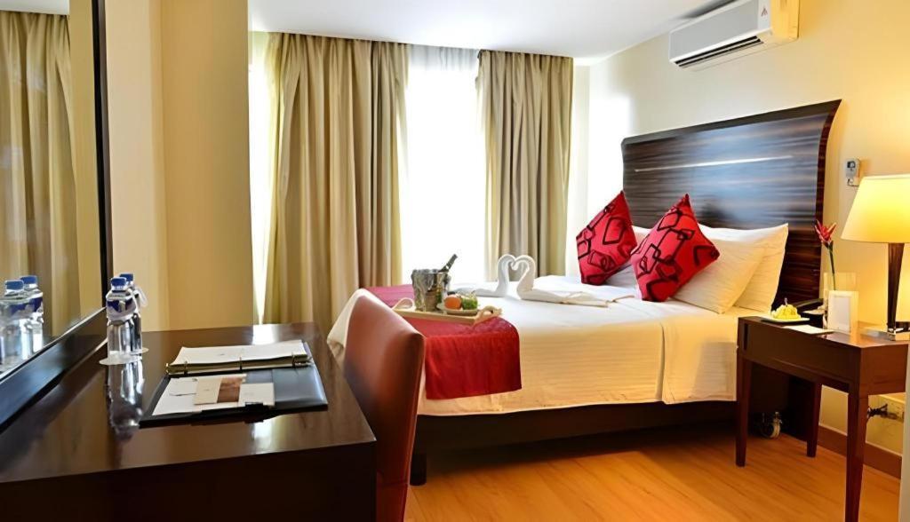 Mandaluyong Lancaster Hotel Manila מראה חיצוני תמונה