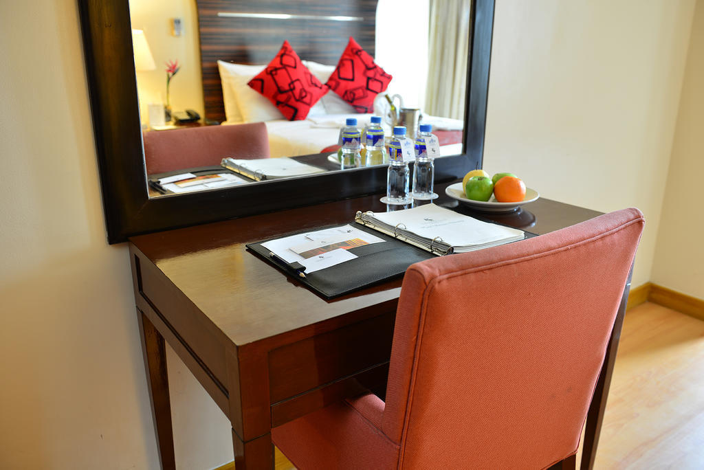 Mandaluyong Lancaster Hotel Manila מראה חיצוני תמונה